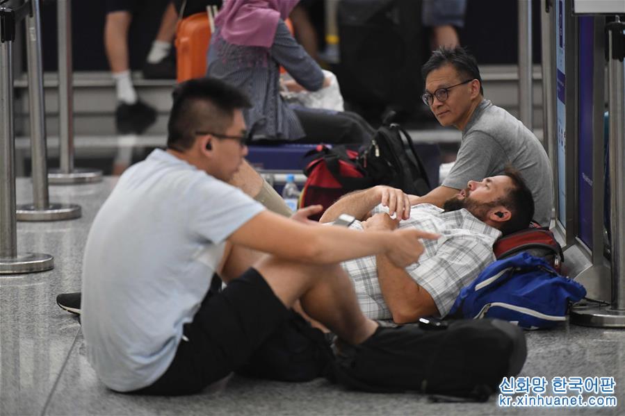 （图文互动）（5）受示威集会影响 香港机场取消12日剩余航班