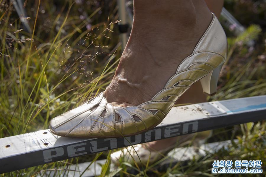 （国际）（5）花裙高跟鞋 滑越沼泽地
