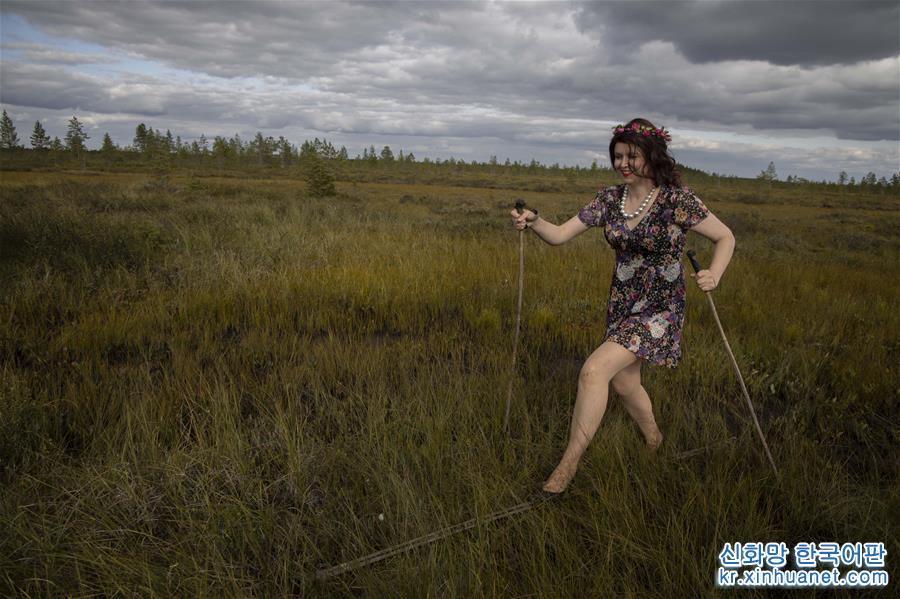 （国际）（6）花裙高跟鞋 滑越沼泽地
