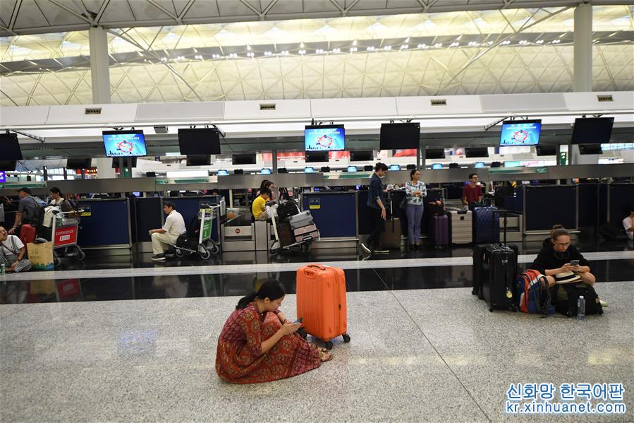 （图文互动）（2）受非法集会影响 香港国际机场再度严重受阻