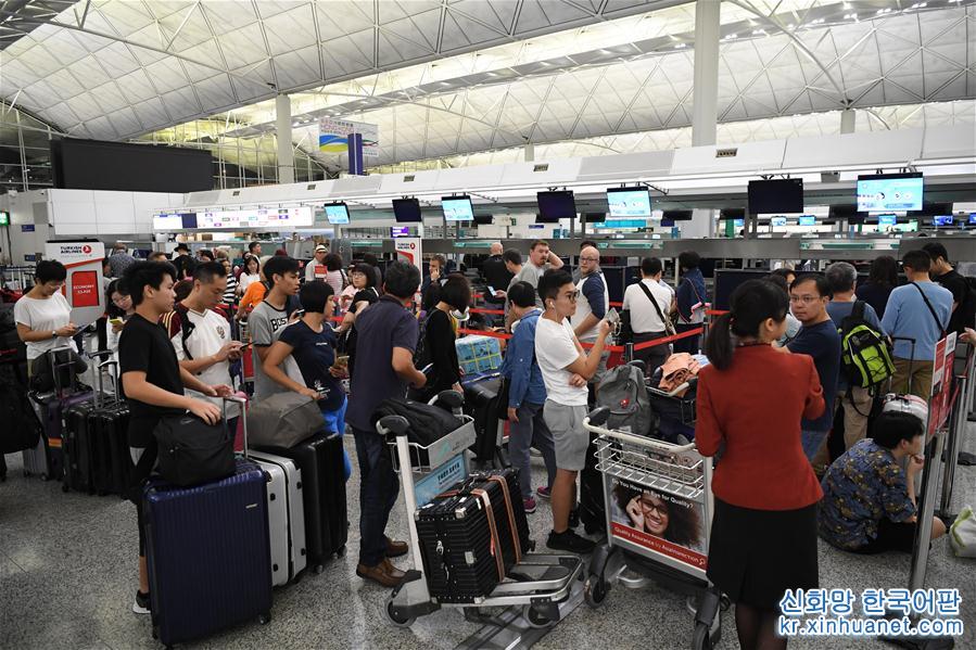 （港澳台·图文互动）（6）特写：提诉求请用嘴巴，而不是拳头——禁制令后香港国际机场见闻