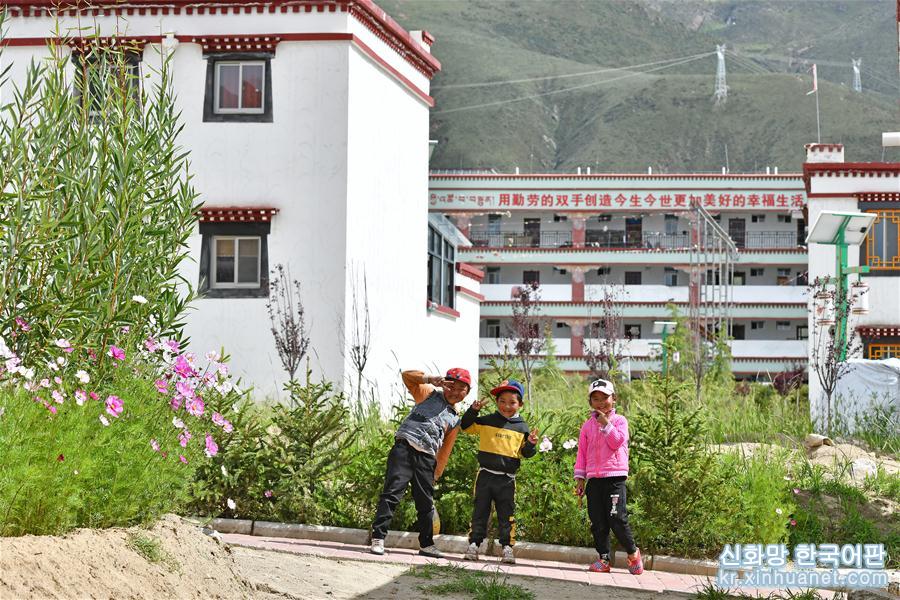 （社会）（8）探访西藏首批易地扶贫搬迁点——拉萨河畔四季吉祥村