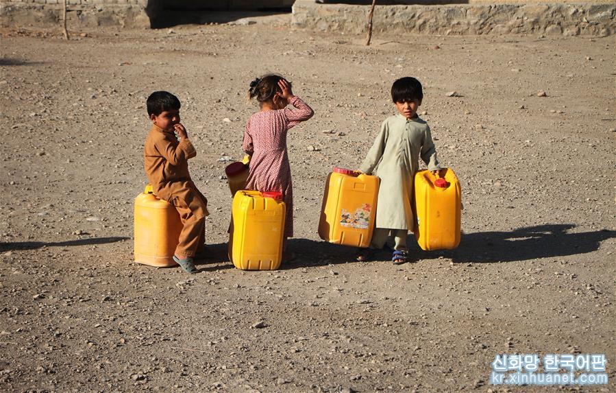 （国际）（1）取水的阿富汗难民