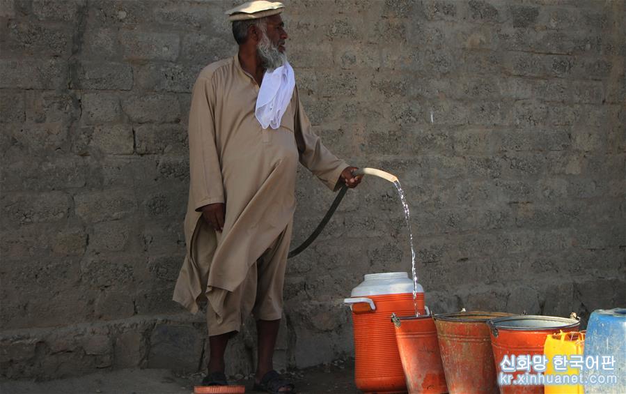 （国际）（5）取水的阿富汗难民