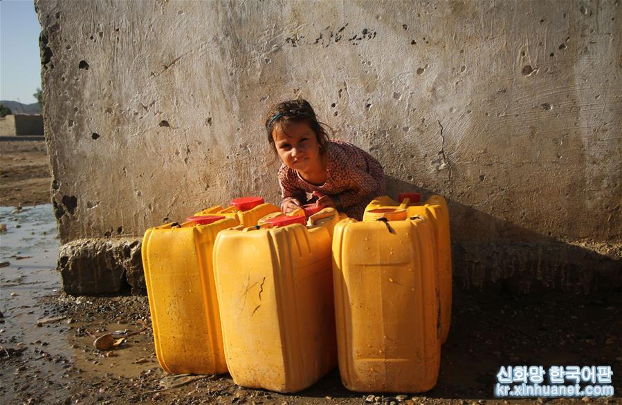 （国际）（4）取水的阿富汗难民