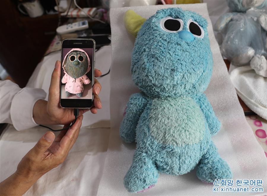 （图片故事）（2）上海：七旬老人的“毛绒娃娃医院”