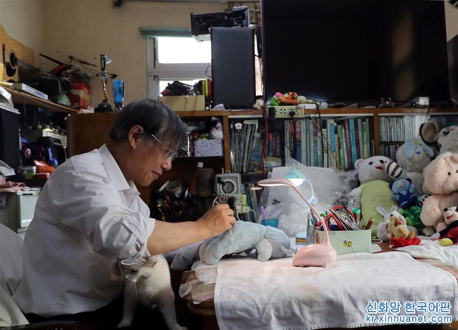 （图片故事）（10）上海：七旬老人的“毛绒娃娃医院”