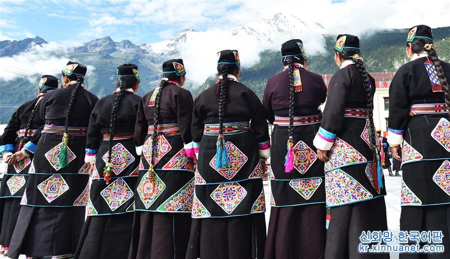 （新华视界）（1）吉隆沟的藏族服饰