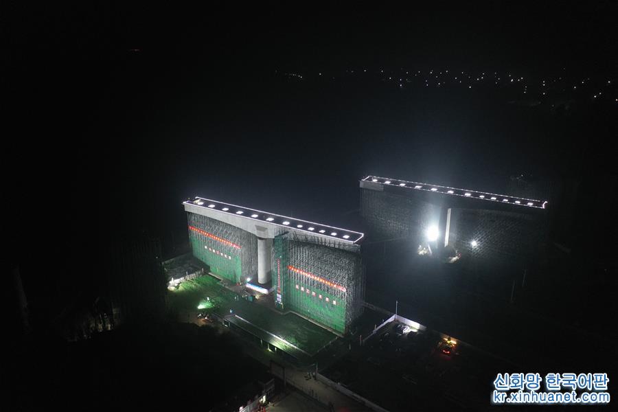 （经济）（1）京雄城际铁路跨津保铁路桥梁转体完成