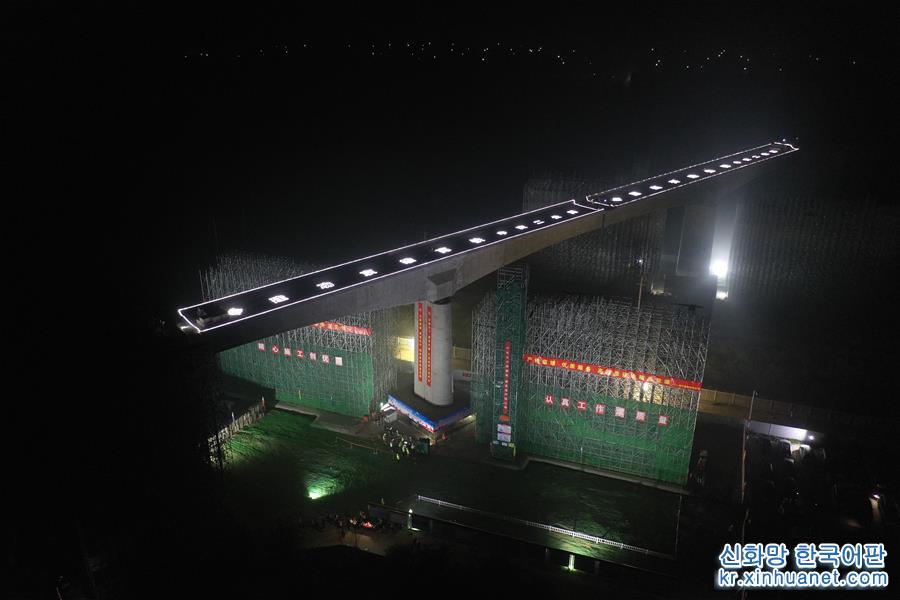 （经济）（5）京雄城际铁路跨津保铁路桥梁转体完成