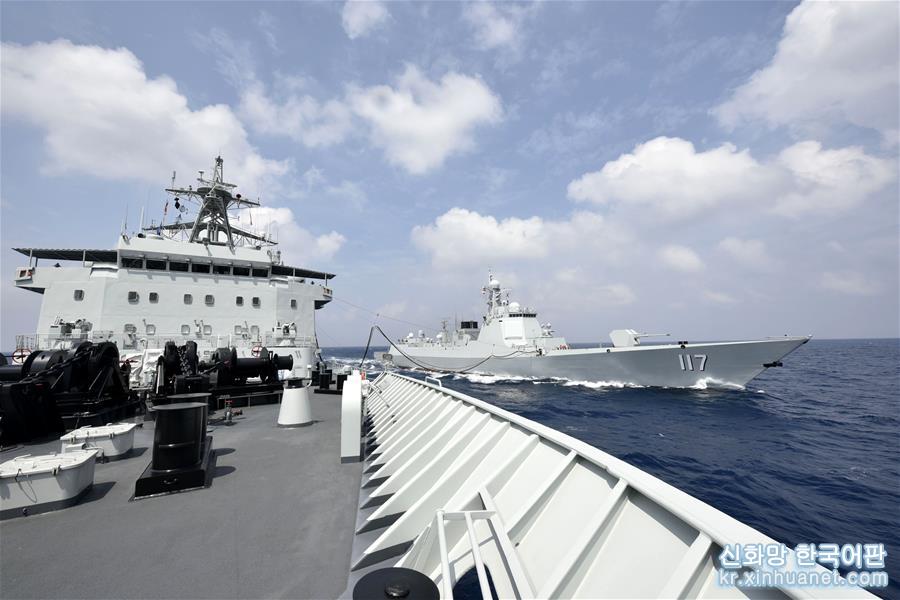 （军事）（1）海军第33批护航编队首次进行海上补给