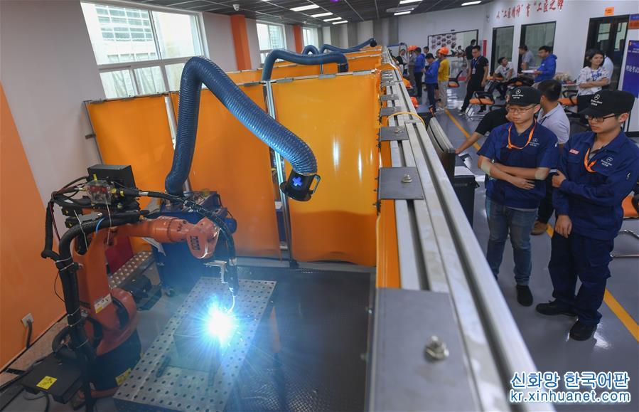 （科技）（1）福建首次举行省级机器人焊接技能大赛