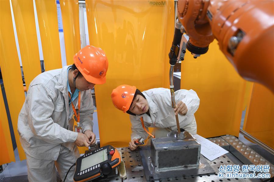 （科技）（3）福建首次举行省级机器人焊接技能大赛