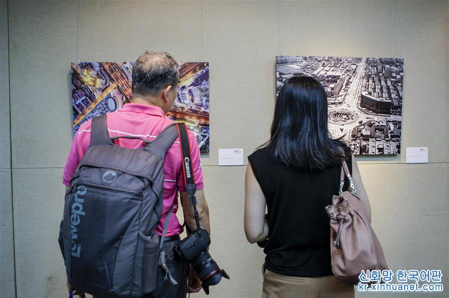 （文化）（1）庆祝上海解放70周年摄影展开幕