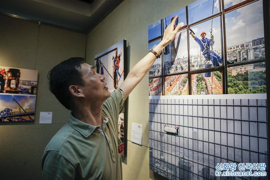 （文化）（3）庆祝上海解放70周年摄影展开幕