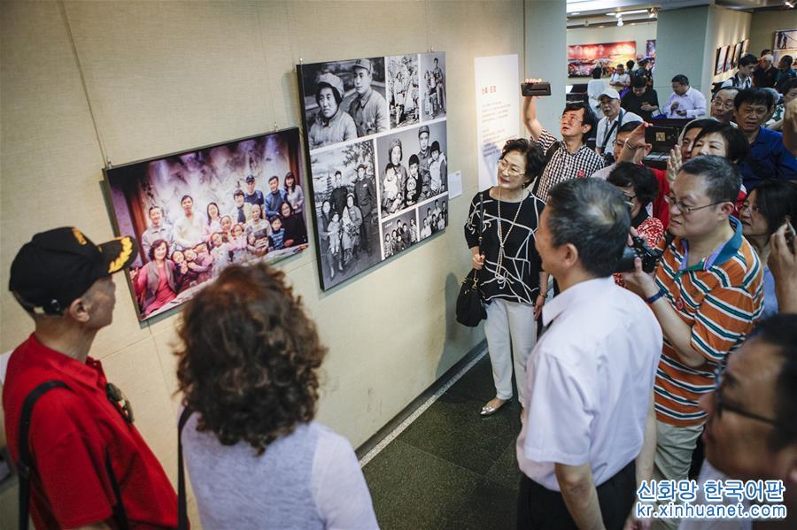 （文化）（2）庆祝上海解放70周年摄影展开幕
