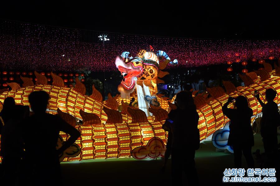 （文化）（1）香港舉辦中秋彩燈會
