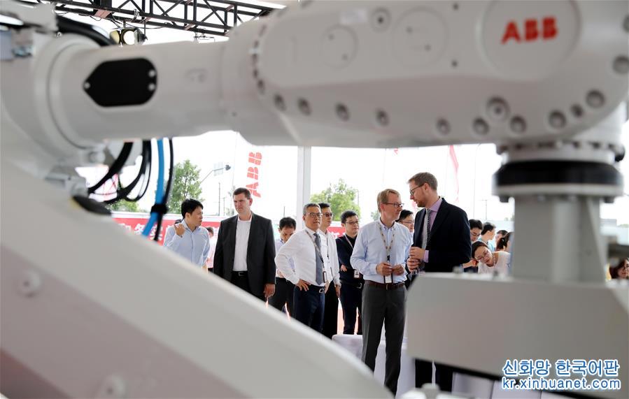（經濟）（1）ABB機器人未來工廠奠基儀式在上海舉行