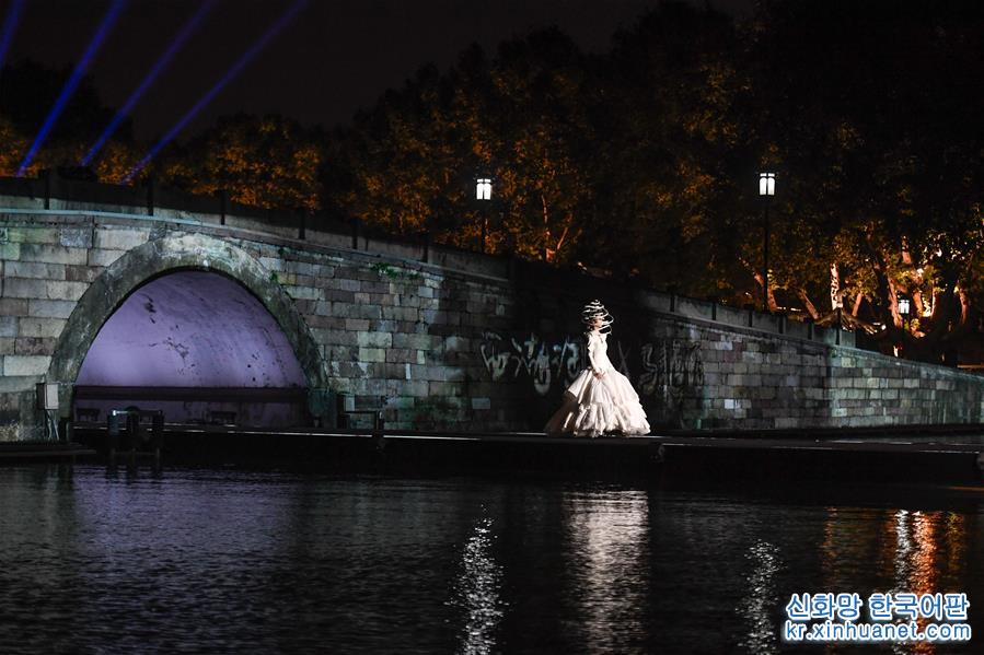 （文化）（6）杭州：断桥时装秀 装饰夜西湖