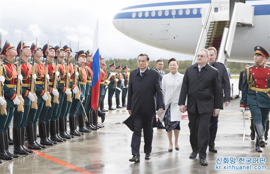 （时政）李克强抵达圣彼得堡对俄罗斯进行正式访问并举行中俄总理第二十四次定期会晤