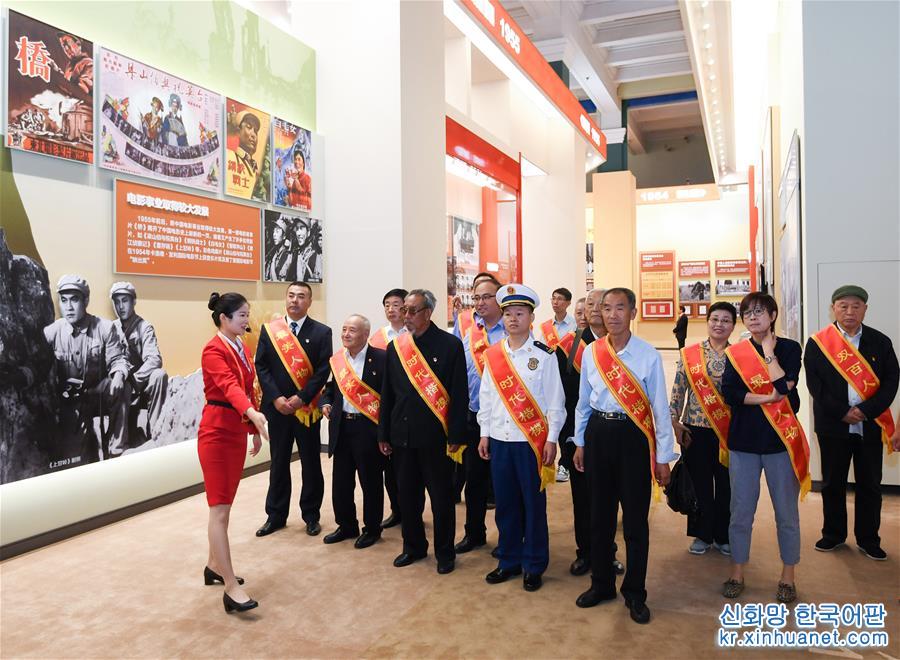 （社會）（1）英雄模范和先進典型受邀參觀慶祝新中國成立70周年大型成就展