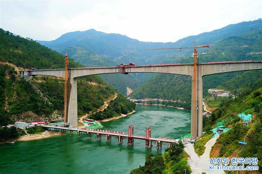 （经济）（1）澜沧江双线大桥顺利合龙