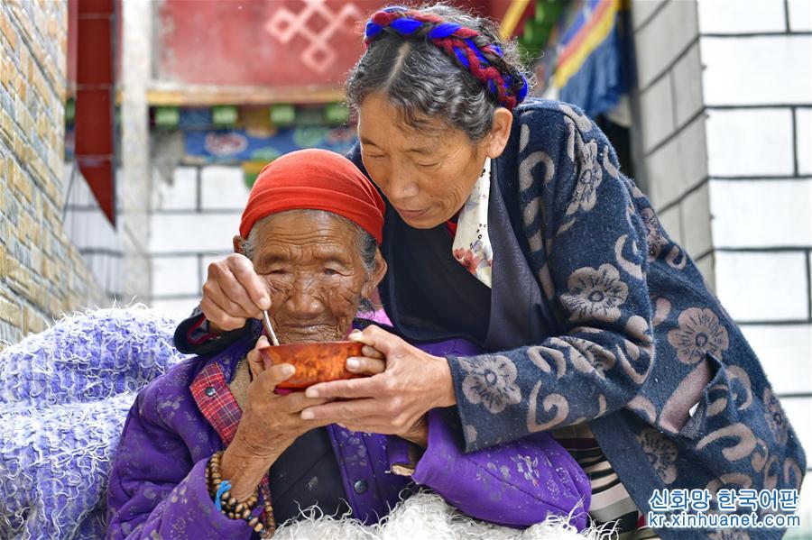 （决战决胜脱贫攻坚·图文互动）（2）机杼奏响致富路——西藏108岁老人索朗卓玛一家三代人脱贫记