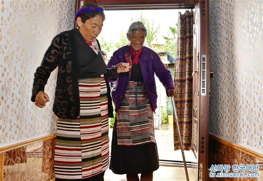 （决战决胜脱贫攻坚·图文互动）（3）机杼奏响致富路——西藏108岁老人索朗卓玛一家三代人脱贫记