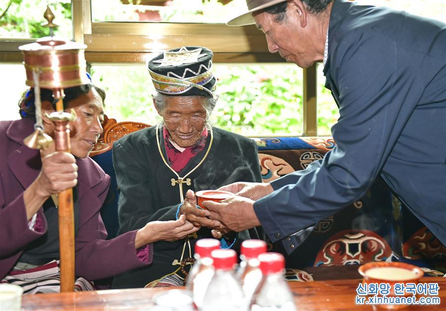 （决战决胜脱贫攻坚·图文互动）（4）机杼奏响致富路——西藏108岁老人索朗卓玛一家三代人脱贫记