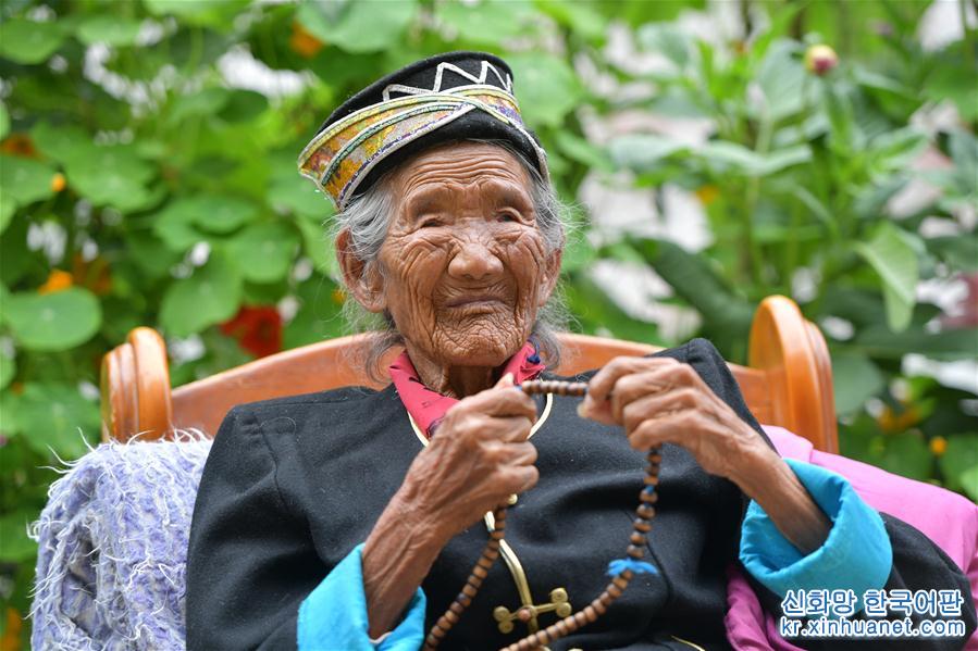 （决战决胜脱贫攻坚·图文互动）（5）机杼奏响致富路——西藏108岁老人索朗卓玛一家三代人脱贫记