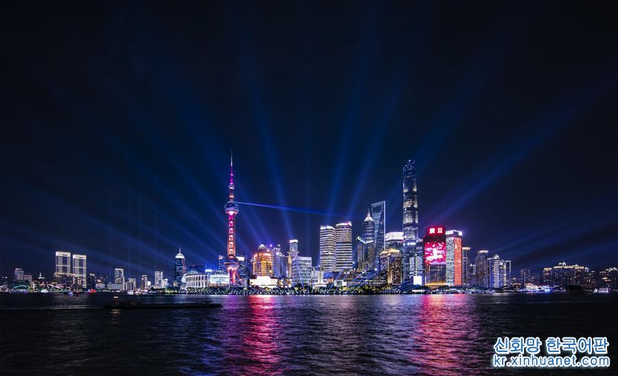 （新华视界）（5）上海：黄浦江畔灯光秀