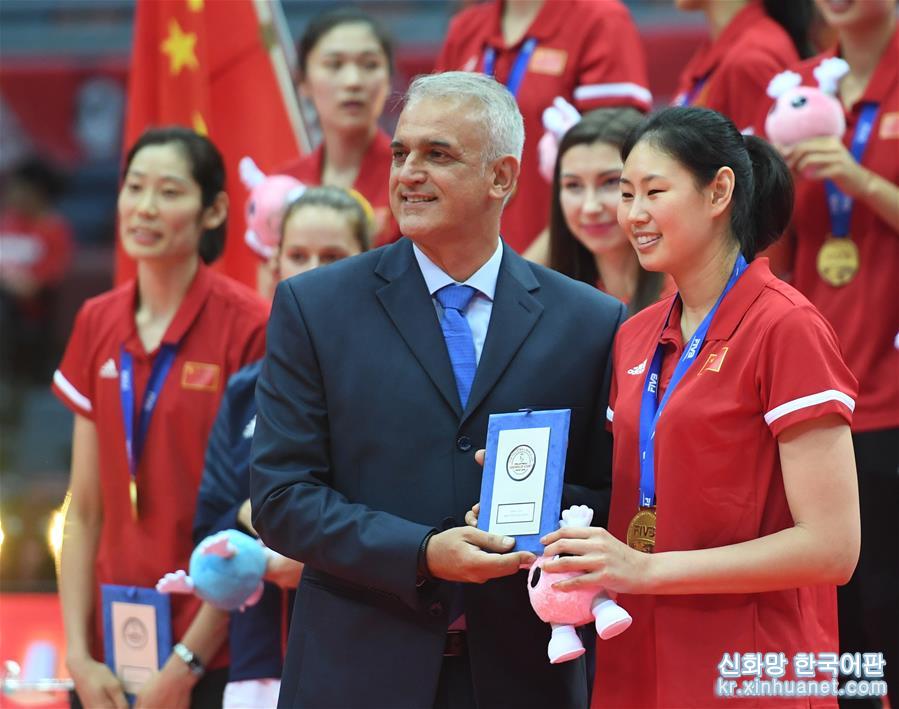 （體育）（58）排球——女排世界杯：中國隊捧杯