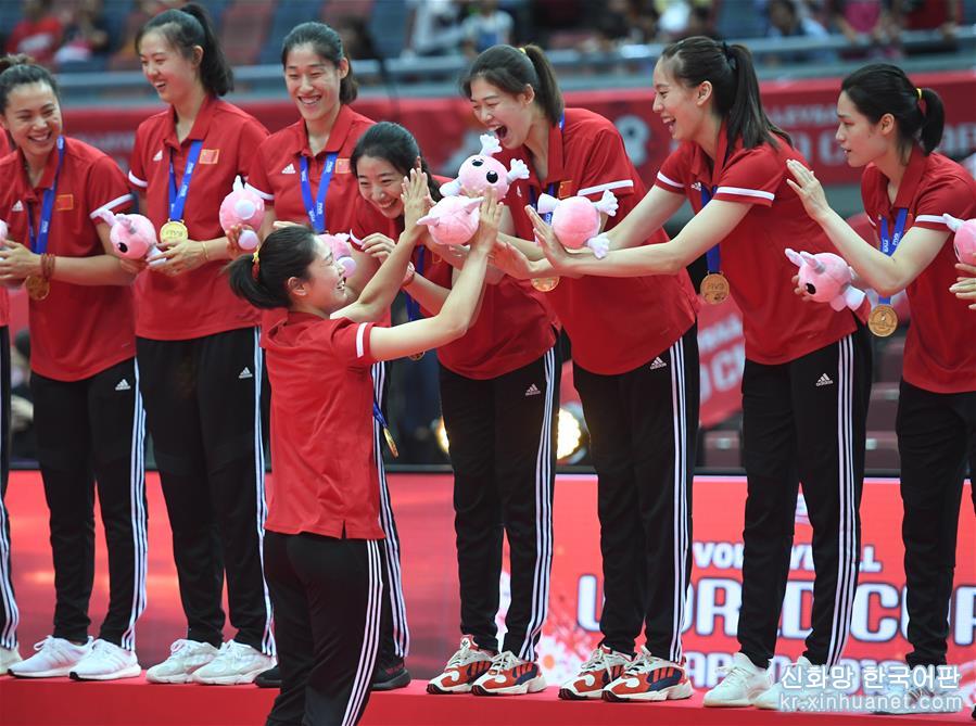 （体育）（69）排球——女排世界杯：中国队捧杯
