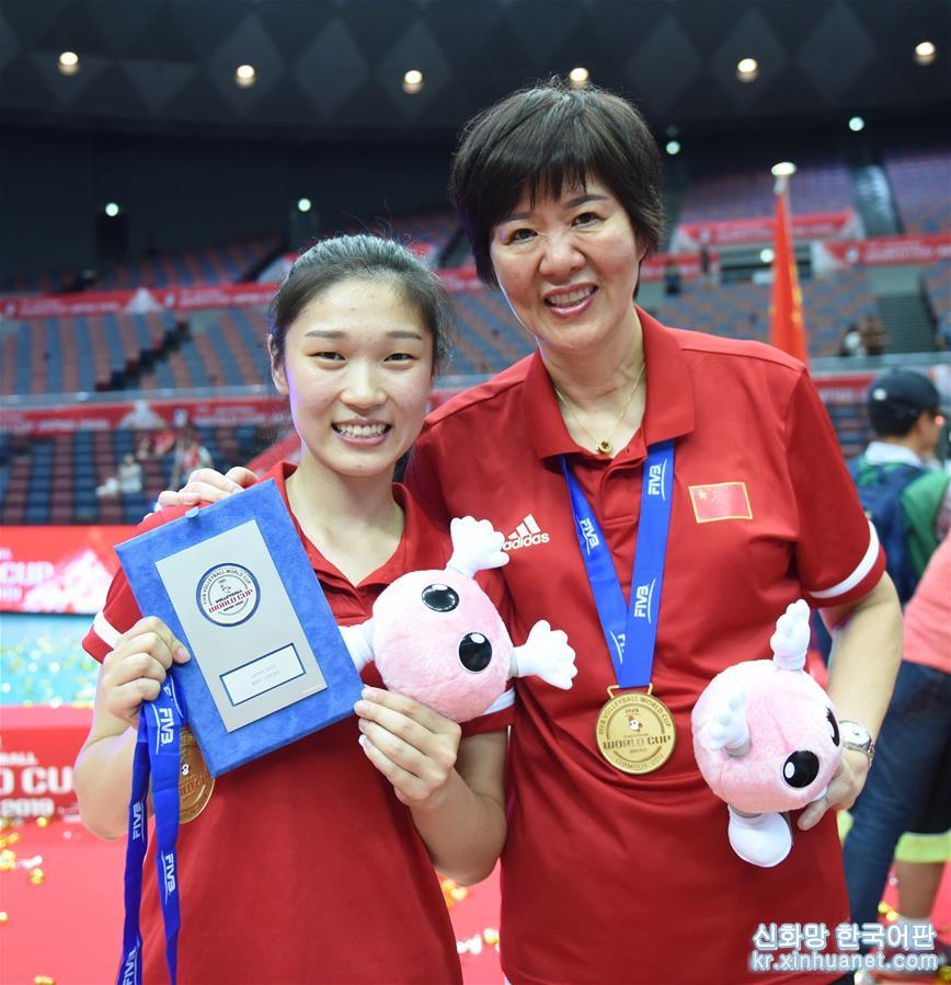 （體育）（21）排球——女排世界杯：中國隊捧杯