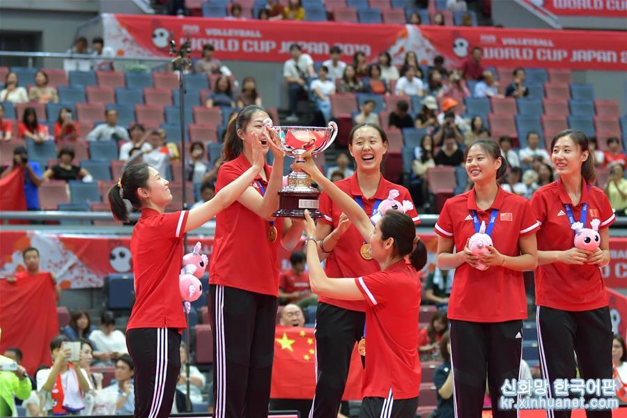 （体育）（31）排球——女排世界杯：中国队捧杯