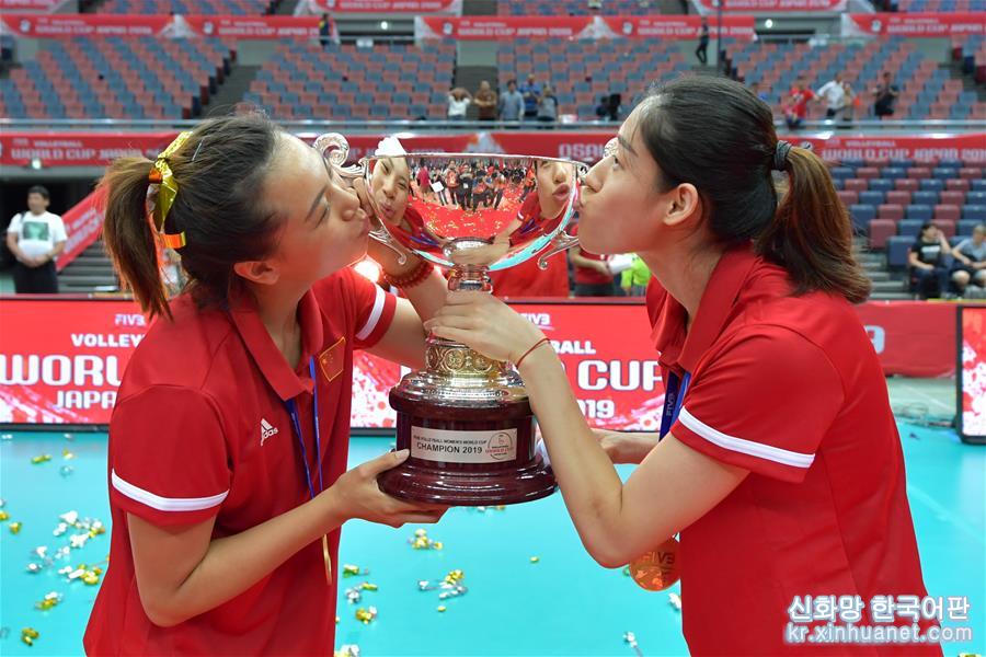（体育）（37）排球——女排世界杯：中国队捧杯