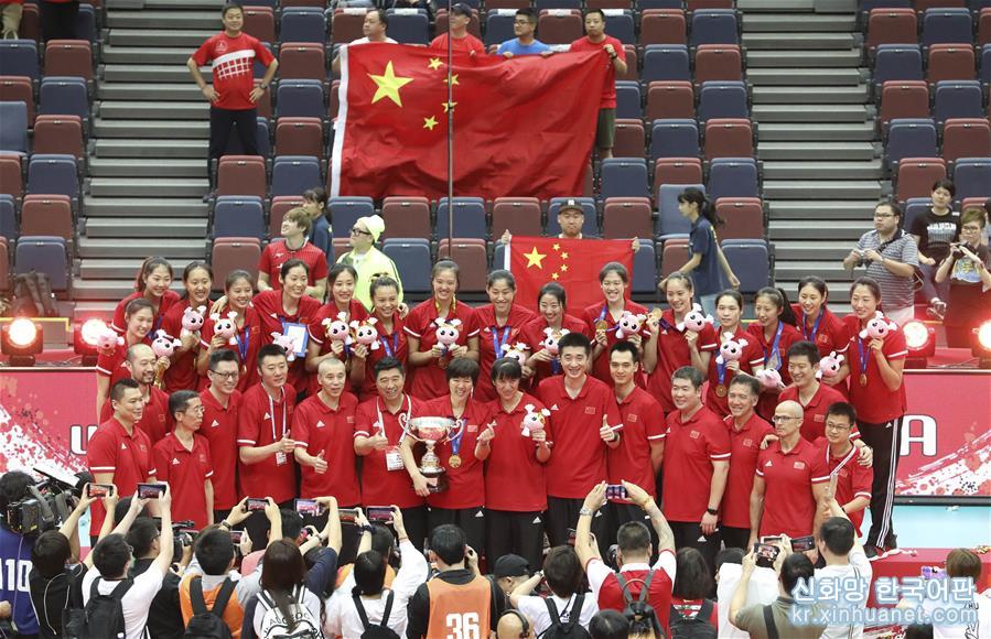 （体育）（5）排球——女排世界杯：中国队捧杯