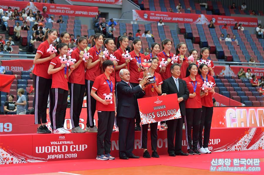 （体育）（8）排球——女排世界杯：中国队捧杯