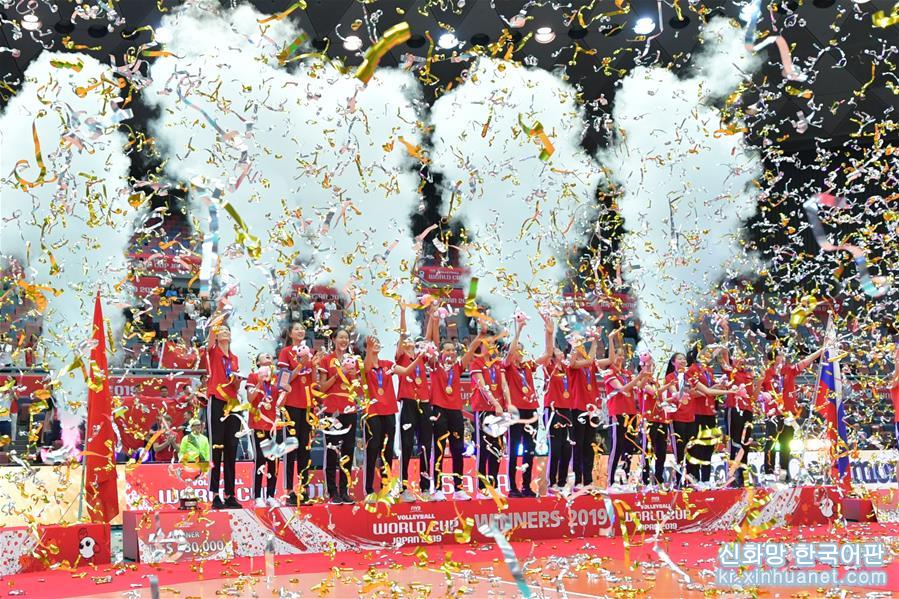 （体育）（9）排球——女排世界杯：中国队捧杯