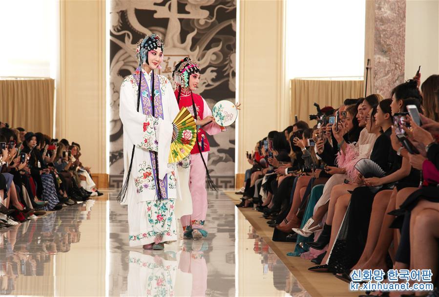 （国际）（2）中国高级时装秀亮相巴黎