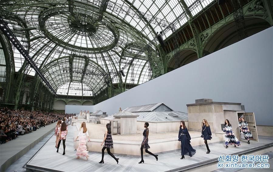 （国际）（7）巴黎时装周：“屋顶”上的香奈儿时装秀