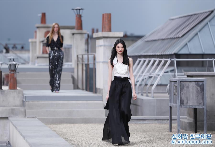 （国际）（2）巴黎时装周：“屋顶”上的香奈儿时装秀