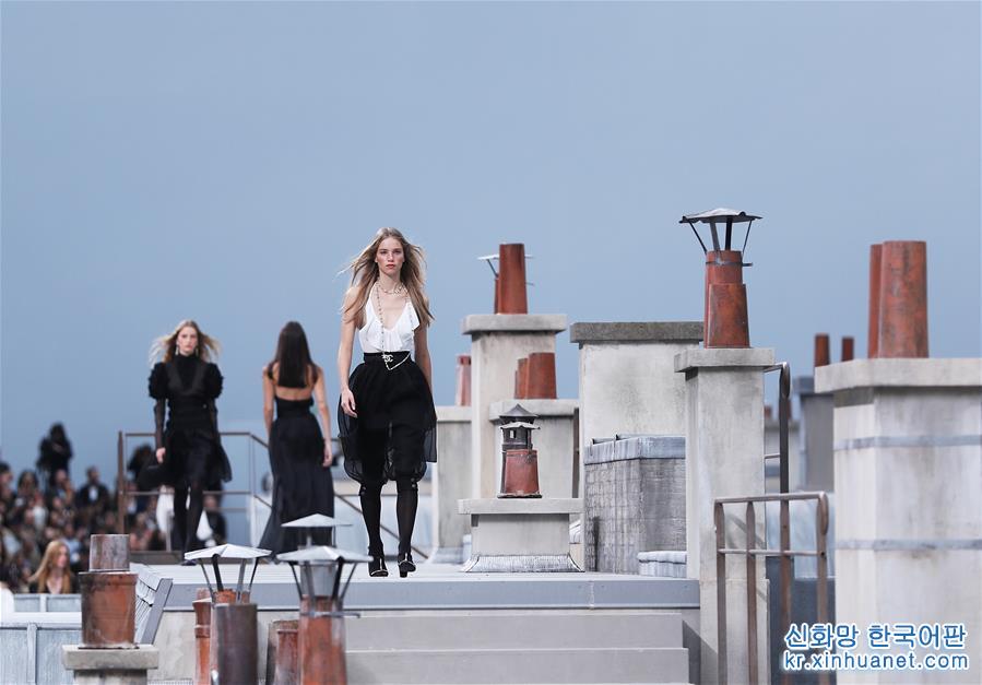 （国际）（4）巴黎时装周：“屋顶”上的香奈儿时装秀