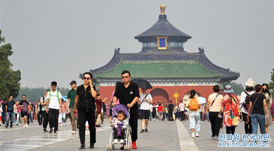 （社会）（1）北京：天坛公园游人如织