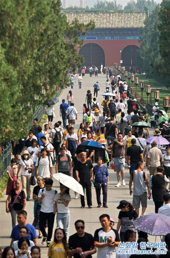 （社会）（7）北京：天坛公园游人如织