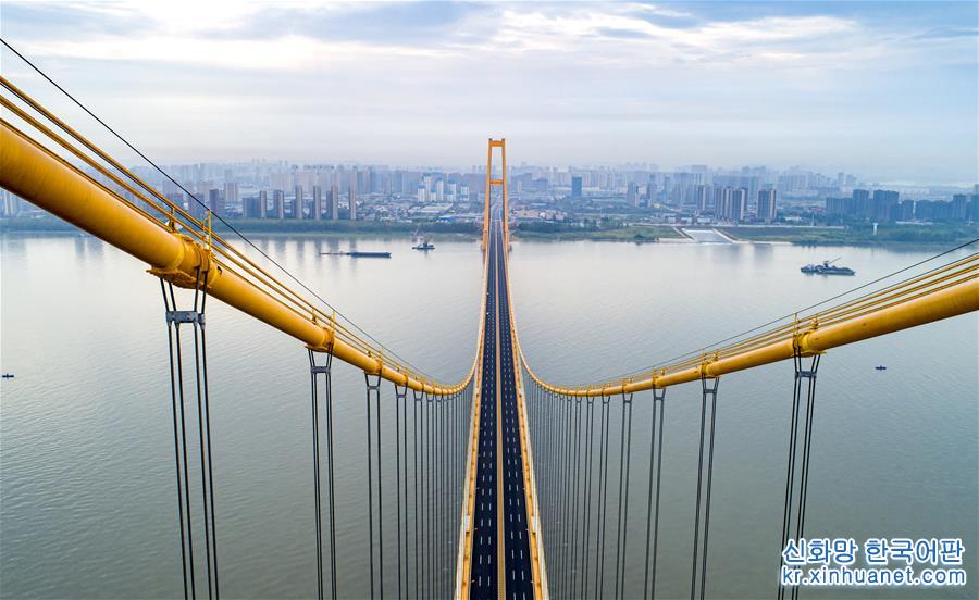 （经济）（3）长江上首座双层公路大桥通车