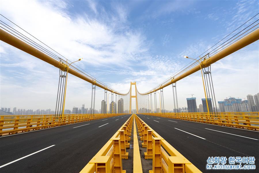 （经济）（8）长江上首座双层公路大桥通车