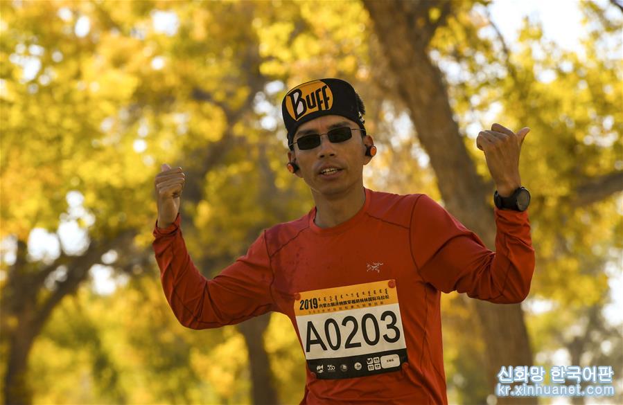 （新华视界）（7）马拉松——内蒙古额济纳穿越胡杨林国际马拉松赛开赛