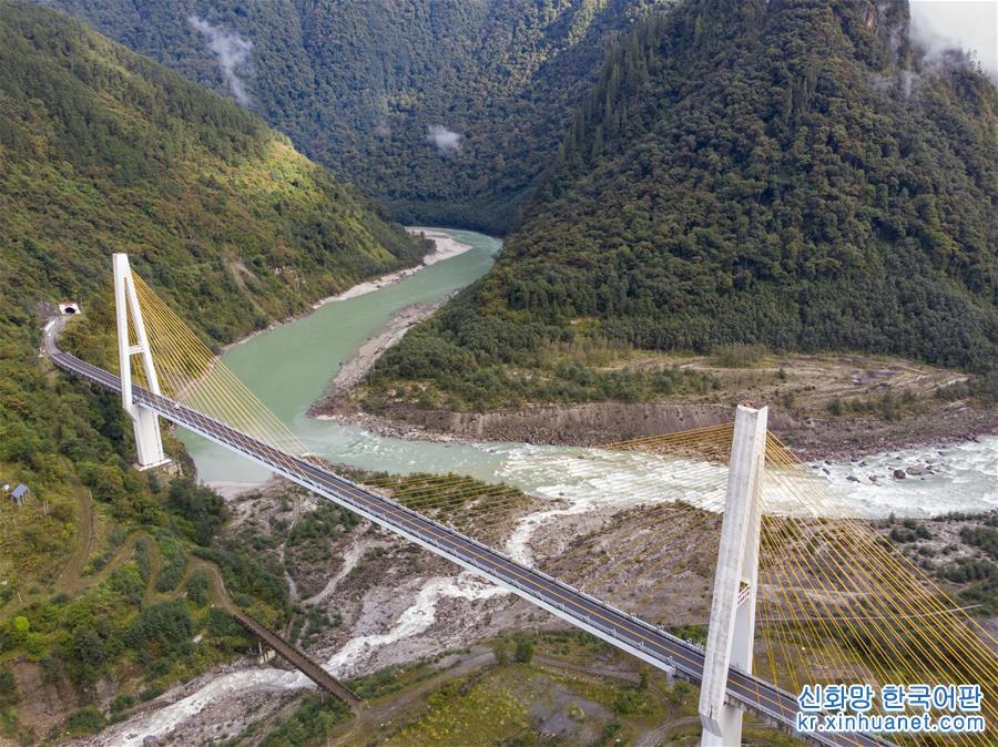 （新华视界）（1）西藏波密：壮观的迫龙沟特大桥