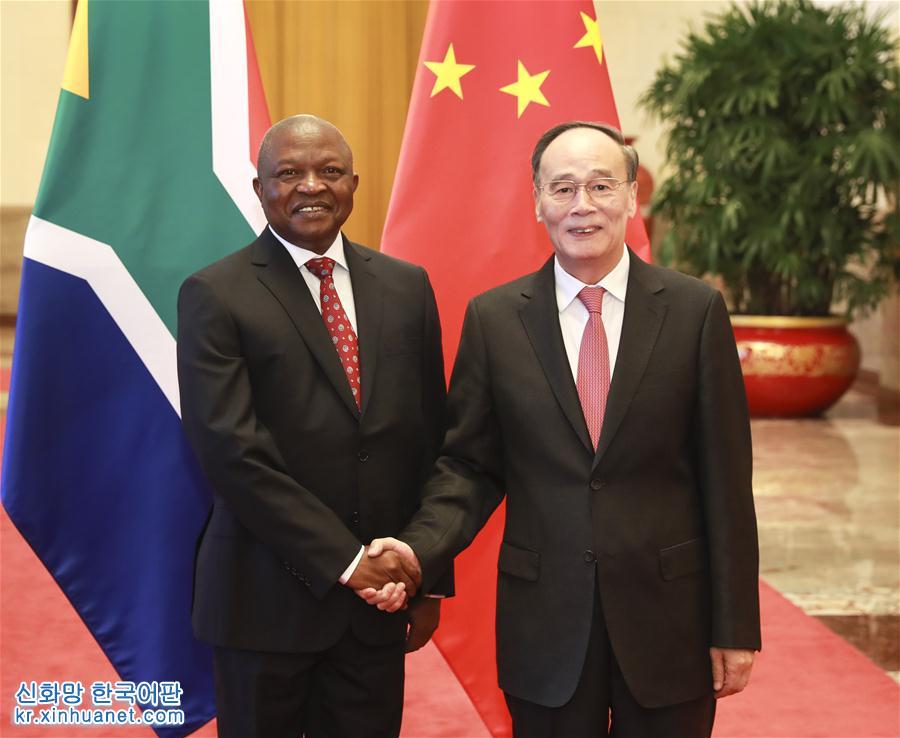 （时政）（1）王岐山与南非副总统马布扎举行会谈并共同主持召开中南国家双边委员会第七次全体会议
